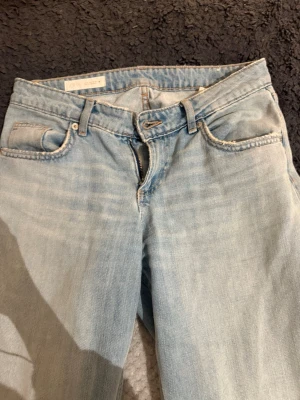 Ljusblå raka jeans från Zara - Populär model från Zara. Jättefint skick också. Skriv gärna vid funderingar eller frågor💓