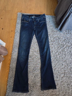 Low waist bootcut jeans  - Ett par low waist bootcut jeans. W 25. Jätte bra skick.