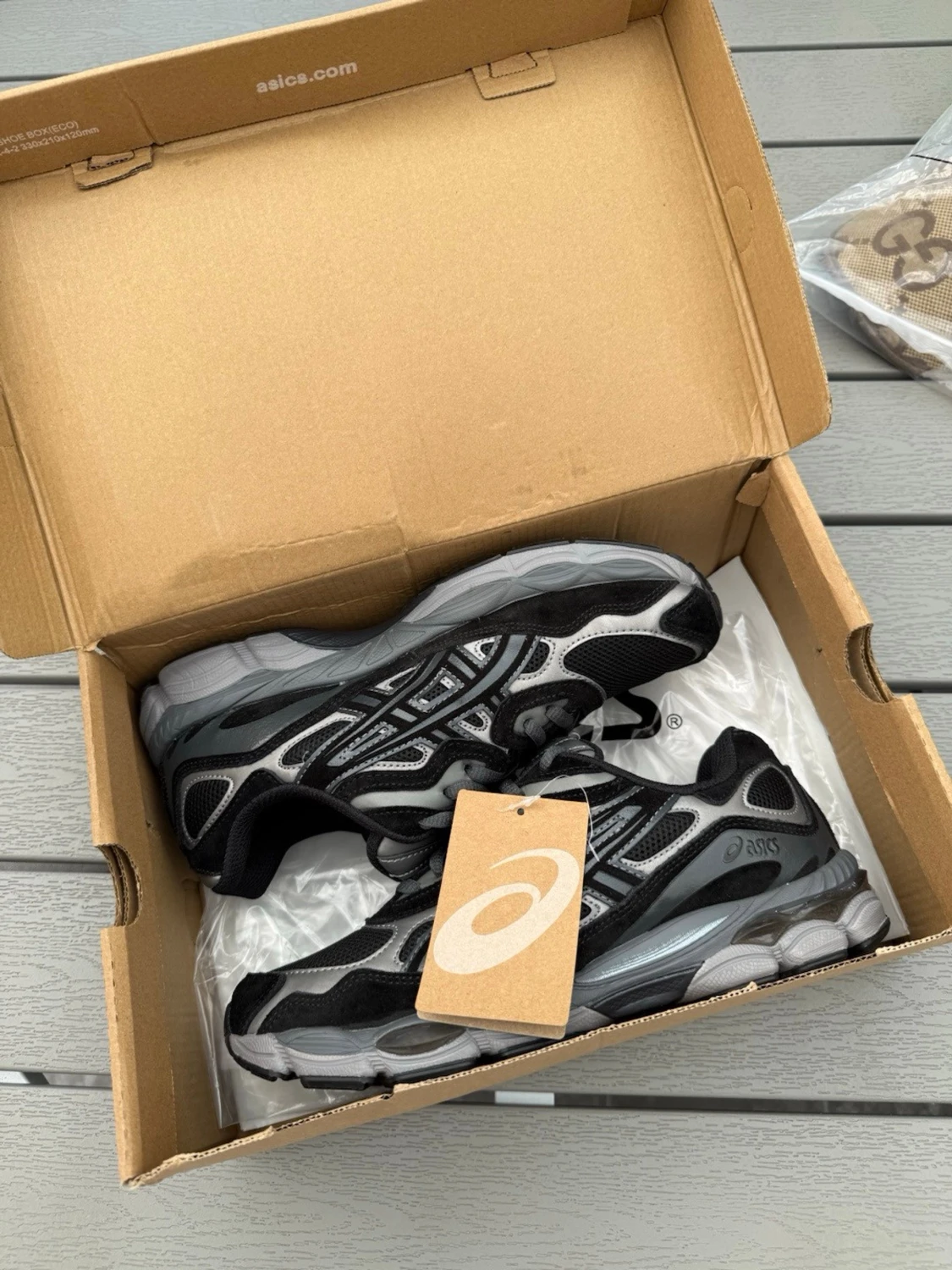 Svarta ASICS sneakers med silverdetaljer