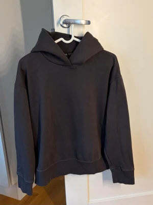 Basic hoodie från Zara🤍 - Super fin basic hoodie från Zara i storlek    S/36, för fler bilder är det bara att höra av sig:) 