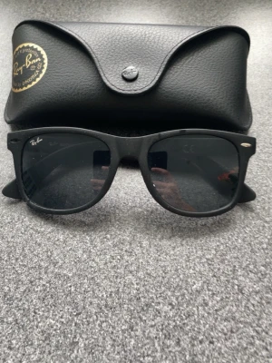 Svarta Ray-Ban solglasögon Wayfarer - Hej, säljer dessa båda jätte snygga solglasögon. En av de är ray ban. Bara lite öppen vid kanten men går enkelt att limma eller tejpa ihop de. Jätte snabb leverans. Bara. Solglasögonen medföljer vid köp 