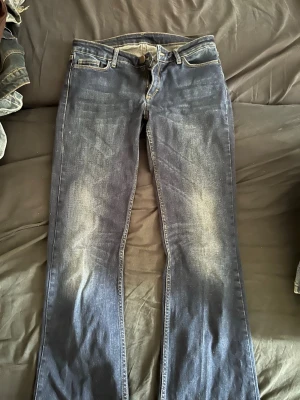 Blåa bootcut jeans  - Inga defekter. Mina standard mått: midja 35-38 innerben 80-85 cm. 