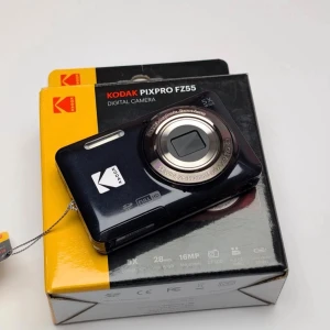 Kodak Pixpro FZ55 digitalkamera - Snygg och kompakt digitalkamera från Kodak, modell Pixpro FZ55. Kameran är svart med silverfärgad linsring och har en stilren, rektangulär form. Utrustad med 16MP, 5x optisk zoom och Full HD-video. Perfekt för dig som vill ha en smidig kamera att ta med överallt.