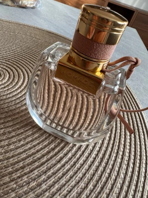 Chloe nomade ny 50 ml - I princip ny, tagit ca 6-7 sprut av den. Se bild :) populär lukt från Chloe Nomade! Nypris på kicks är 1330 kr. 