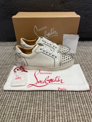 Christian Louboutin skor  - Hej, säljer nu dessa svin snygga Christian Louboutin skor. Skorna är i grymt skick!  Begränsat antal boxar och dustbag. Hör av dig vid frågor.