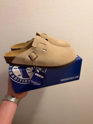 Birkenstock Boston - Säljer dessa Birkenstock Boston i storlek 43. Färg: Sandcastle. Säljes då jag fick fel storlek i födelsedagspresent.