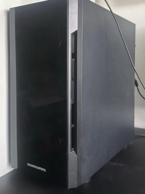 Sharkgaming stationär dator  - Säljer en stationär dator från Sharkgaming med svart chassi i metall och glas. Sidan har ett fönster i tonat glas som visar insidan med fläkt och grafikkort. Snygg och stilren design, perfekt för gaming eller tyngre program.