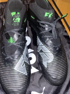 Puma future 8 ultimate - Säljer ett par svarta fotbollsskor från Puma med vita och gröna detaljer. Skorna har en strumpliknande passform, snörning och mönstrad ovandel i syntetmaterial. Perfekta för dig som vill ha stilrena och moderna skor på planen.Nypris, 2699kr.Pris kan diskuteras vid snabb affär