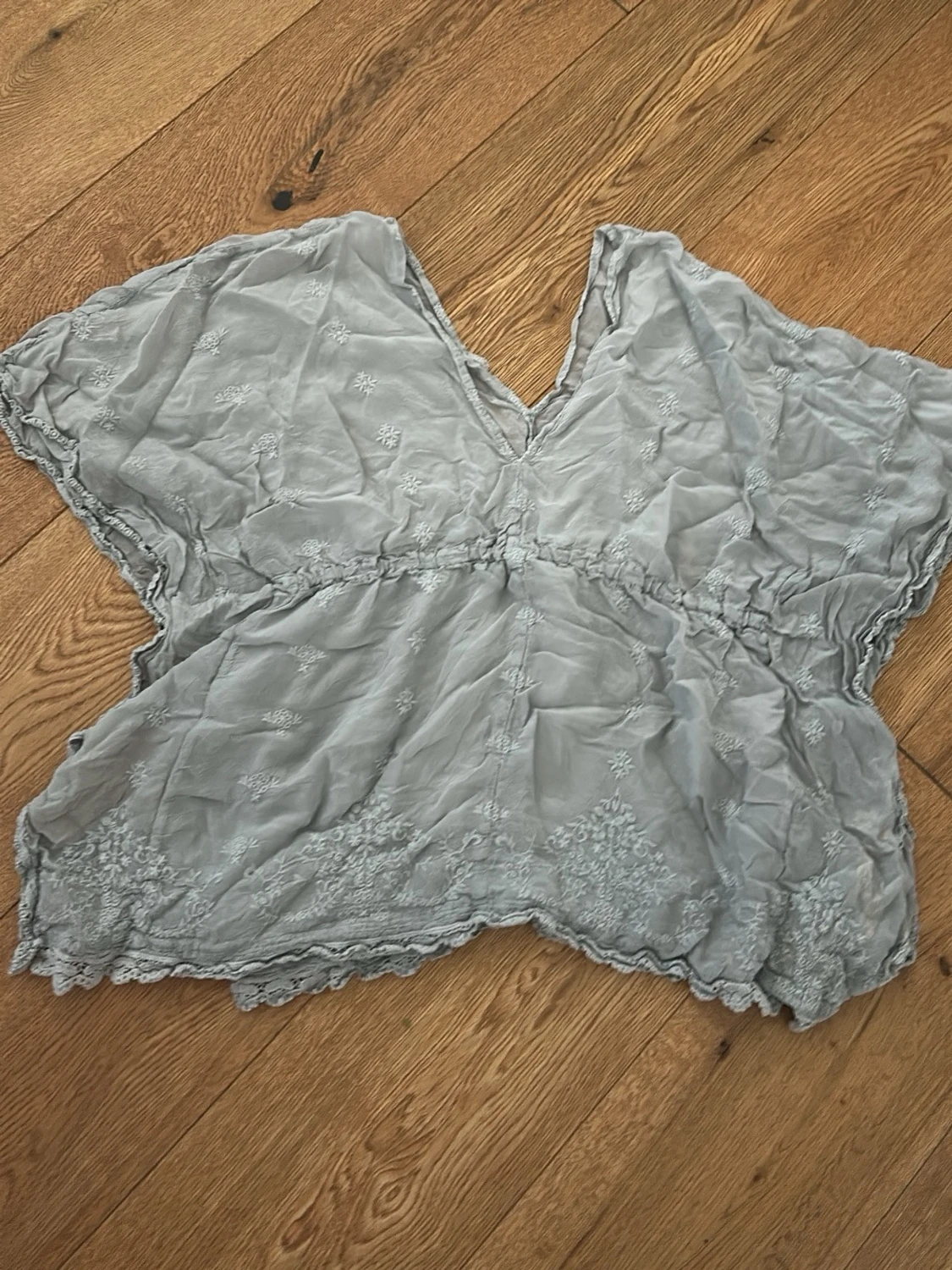 Ljusgrå  broderad blus från Johnny Was