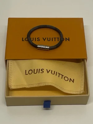 Armband - Helt nytt! Hör av dig vid frågor. Pris kan diskuteras vid snabb affär!