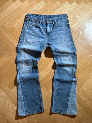 Reworked Levis flared jeans - Reworked Levi’s flared jeans i storlek 30/30. Snygg passform med en diskret flare perfekt för lite streetwear. Jeans modellen är 508. Öppen för alla frågor!
