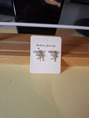 Silvriga älvörhängen med strass - Överge samlingen, utförsäljning till låga priser