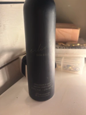 Eilish Fragrance Mist Billie Eilish - Säljer då jag inte använder den, nästan full. Fullpris 200-300kr 