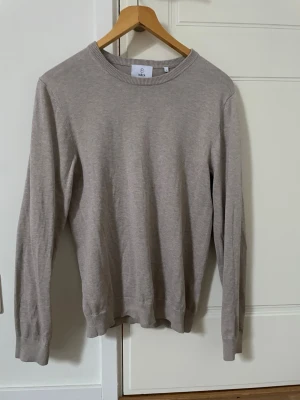 Beige stickad tröja från Filippa K - En stilren beige stickad tröja från Bläck.Perfekt för lager på lager och passar till det mesta.Köpt för 700 på MQ skick 9/10 pris 300