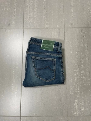 Jacob Cohen Jeans - Säljer nu dessa Jacob Cohen Jeans som är i moddel 613, skriv för fler bilder/frågor🙌🏼 