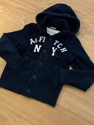 Abercrombie & Fitch Cardigan - Säljer en sjukt snygg Abercrombie & Fitch Cardigan. Denna är sjukt eftertraktad och väldigt grisch och archive. Storleken är S. Skicket 10/10. Priset kommer vara 1099kr men kan sänkas.