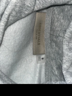 Grå hoodie från Essentials Fear of God - Säljer en stilren grå hoodie från Essentials Fear of God i storlek S. 