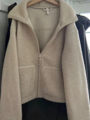 Teddy jacka från Hm - Bra skick, storlek M men passar s/xs också