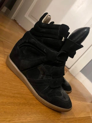 Äkta isabel marant skor (Intressekoll)  - Intressekoll på mina isabel marant skor då jag är osäker på om jag vill sälja kom med prisförslag. Ny köpta första ägaren. Tagit välhand om inga skador. Kartongen finns inte kvar då jag inte tycker om att spara på stora kartonger. 