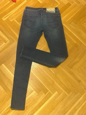 Jacob Cohen jeans slim fit - Säljer ett par feta Jacob Cohën jeans i en mörkblå färg. Jeansen har en lätt tvättad look och är tillverkade i stretchigt denimtyg för extra komfort. Storlek w30.