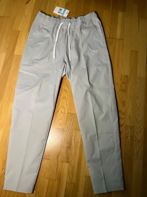 Grå mjukisbyxor från Nike - Snygga grå mjukisbyxor från Nike. PRIS KAN DISKUTERAS!