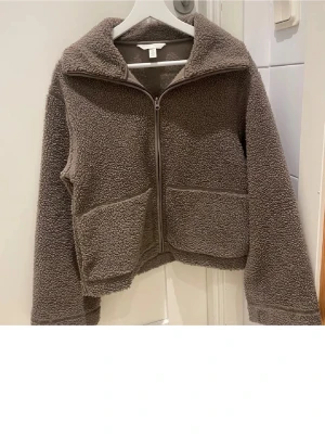 Teddy jacka  - Perfekt populär teddy jacka nu inför våren från hm.