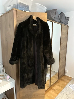 Svart fuskpälsjacka från H&M - Lång svart fuskpäls från äldre H&M Woman Collection. Klassisk och elegant modell med fin tyngd och mjuk, tät päls som ger en lyxig känsla.  Ger verkligen den där Y2K/old money-viben som är populär just nu. Superfin både uppklätt och till vardags.  • Fuskpäls • Lång modell • Svart • Strl 38 • Helfodrad • Fint skick • Äldre H&M-label  Säljes då den inte kommer till användning. Hör gärna av dig vid frågor eller om du vill ha fler bilder ✨