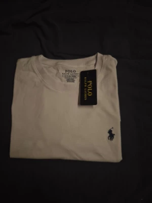 Ralph Lauren - Säljer en t-shirt från Ralph lauren | I färgen vit med blå logga och storlek S | Helt ny och fräsch | Hör av er för mer information/bilder! 