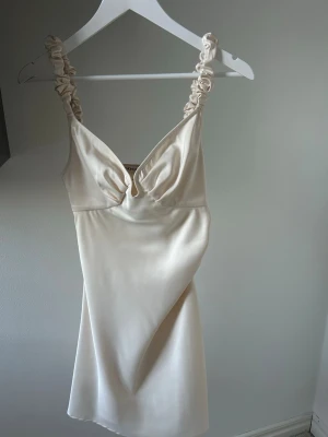 Adoore mini dress - Vit miniklänning från Adoore. Använd endast en gång på min student – i nyskick och helt utan skador. Säljes pga kommer inte till användning igen. Perfekt klänning till studenten! 🤍