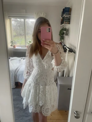 Vit spetsklänning med v-ringning - Säljer denna super fina klänning som är perfekt till studenten och sommaren🥰🤩