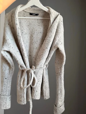 Kofta - Väldigt gosig & skön kofta från bikbok med knyte i midjan 🌸