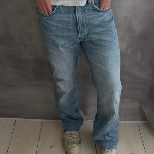 Weekday jeans - Klassiska ljusblå jeans från Levi's med rak passform och fem fickor. Jeansen har en traditionell knappgylf och är tillverkade i denim. Perfekta för en avslappnad och tidlös stil.
