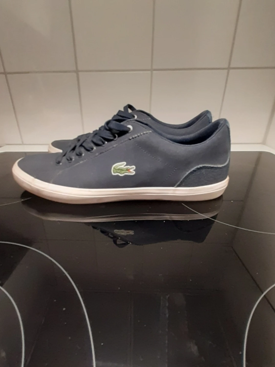 Mörkblå Lacoste sneakers