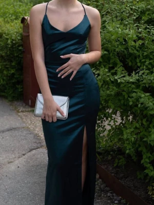 Balklänning  - Säljer min underbara balklänning som jag hade i 9:an. Den är endast använd en gång! Superfint material i acetat (liknar siden och har sidenblandning). Har ett ”snitt” upp till knäet och fin spetsrygg. Färgen är en kombination av smaragdgrön och blåfärg! OBS! Det är jag på bilderna som är tagen från min mammas Instagram!💚