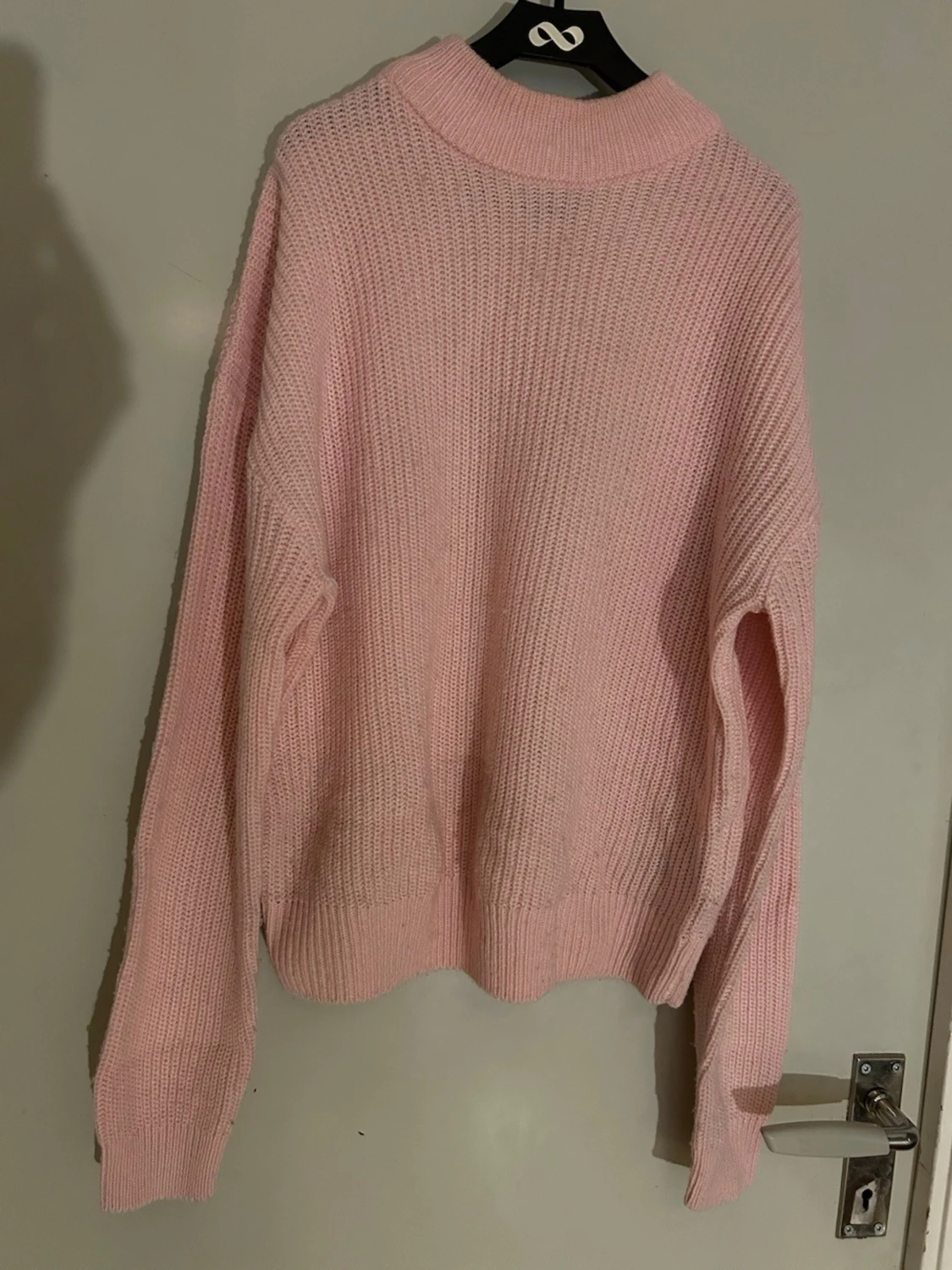 Ljusrosa stickad tröja med polokrage