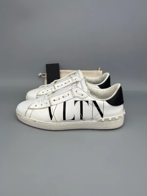 Valentino Open Skor VLTN  - • The shoes have been gently used and are in good condition  • Size: 40 (fits 40.5–41)  • Color: Vitt läder • Retail price: 7280 SEK / 590€  • Dustbag & valentino card is included