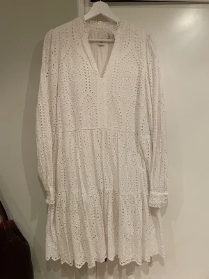 Vit broderad klänning med v-ringning - Perfekt klänning till student och andra somriga tillställningar! Köpt på Zalando för 849 kr. Endast använd ett fåtal gånger. Inga defekter. 