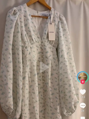 Blommig vit klänning från Adoore - Söker denna långa klänning från adoore, i stl 38. Skicka till mig ifall ni vill sälja. Sådan som på bild.