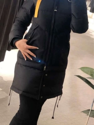 Svart lång parajumpers jacka. - Säljer en svart lång dunjacka från parajumpers.storlek Xs men passar även S.