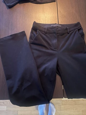 Svarta kostymbyxor - Svarta kostymbyxor från VeroModa med raka ben och mid waist💗