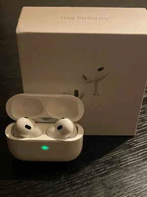  AirPods Pro 2 - Säljer ett par vita Apple AirPods Pro med laddningsetui och originalförpackning. Hörlurarna har en stilren och kompakt design med silikonproppar för bra passform. Medföljer laddningskabel och extra öronproppar. Perfekta för musik, samtal och träning.