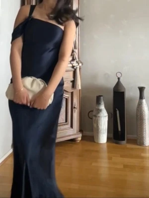 Marinblå balklänning  - Säljer nu min balklänning från asos! Passar mig perfekt som är ca 160 lång. Nypris ca 1500, använd enbart en gång. Skriv privat för fler bilder ❣️