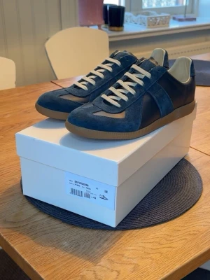 Maison margiela gats - Färg: Mörkblå Storlek: 43 Skick: helt nya Jag har kvittot och har knappt använt dem, de har bara stått. Skriv till mig om du har några frågor🙂👍  Nytt pris: 6000kr Mitt pris: 3000kr Kan gå ner en liten bit vid smidig affär!