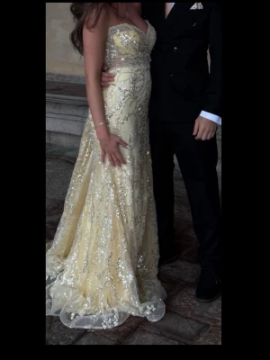 Bal/Fest klänning💛 - Säljer min klänning som är använd vid ett tillfälle. Kemtvättad 2 ggr. Storlek 34 men insydd lite vid bröstet. Nypris är ca 9000. Köparen står för frakten. Pris kan diskuteras 