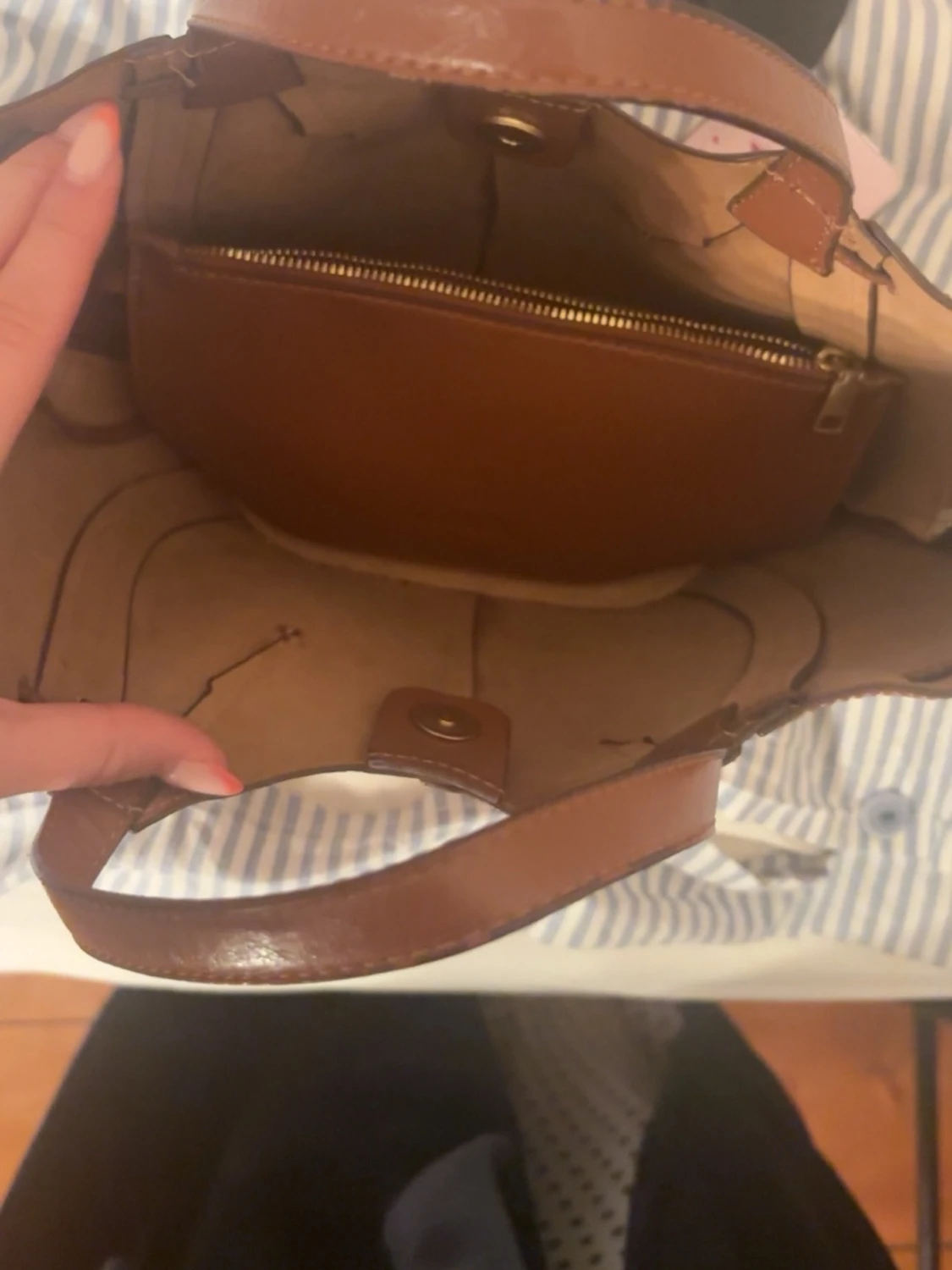 Brun läderhandväska med gulddetaljer - 2