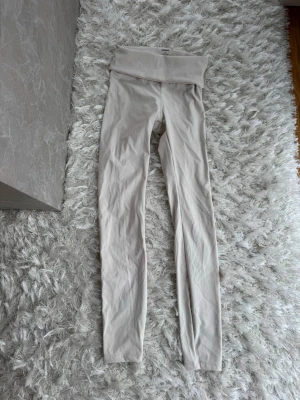 Tränings tights  - Tränings tights med fold over som man viker från stronger. Aldrig använda💞