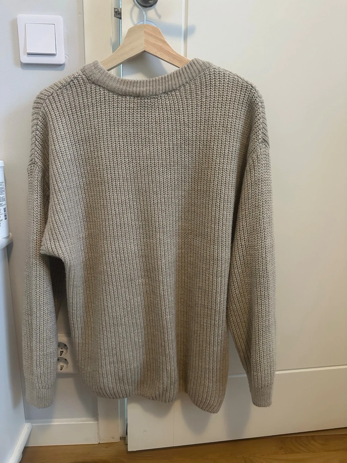 Beige översized tröja i stl M  - 4