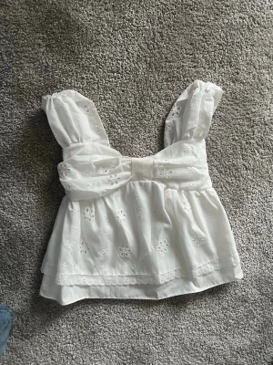 Sommar blus - Söt sommar blus med fina broderingar, köpt i thailand 💗