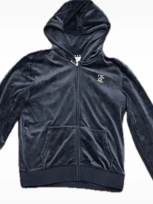 Juicy Couture hoodie - Säljer en mörkblå hoodie från Juicy Couture. Dm om några frågor eller Iom du är intresserad av köp💕