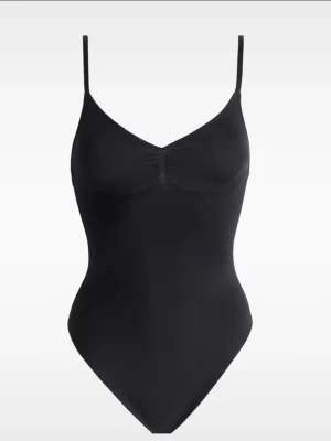 Svart body från hm - Säljer denna jättesnygga svarta bodyn från hm i storlek S. Den kommer ej till användning och är använd ett fåtal gånger, den är i väldigt fint skick och har inga defekter. 